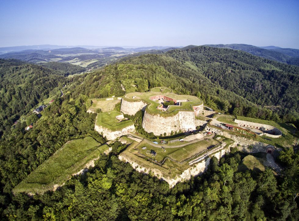 Twierdza Srebrna Góra - fotografia z drona latem