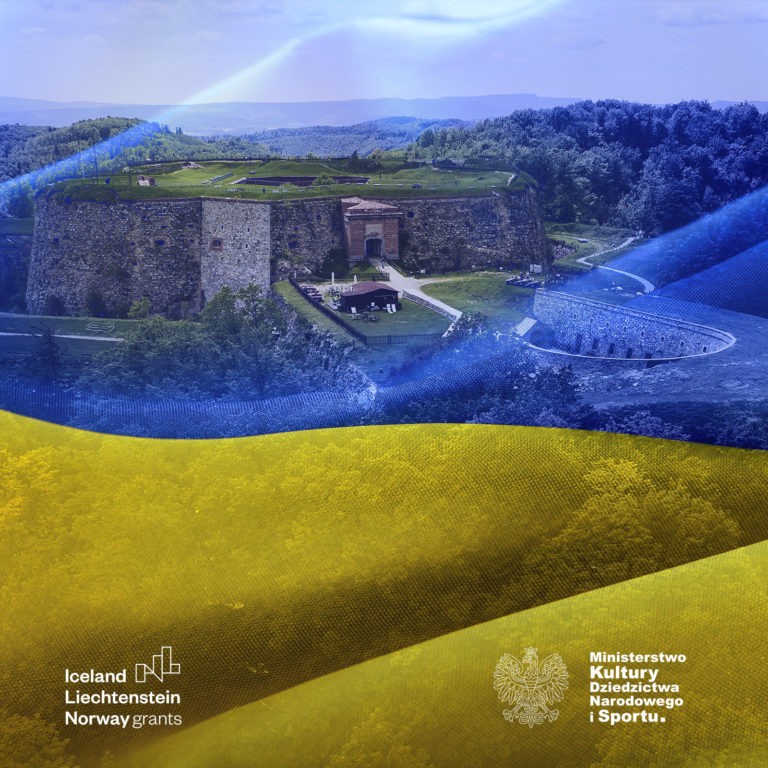 powiewająca flaga ukrainy, w tle Twierdza Srebrna Góra