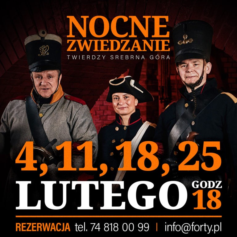 Żołnierze w mundurach pruskich prezentują nocne zwiedzanie Twierdzy Srebrna Góra