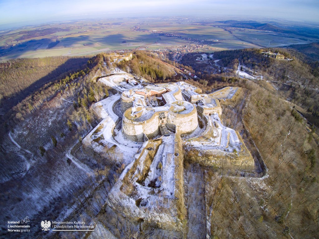 twierdza srebra góra - zdjęcie z drona zimą
