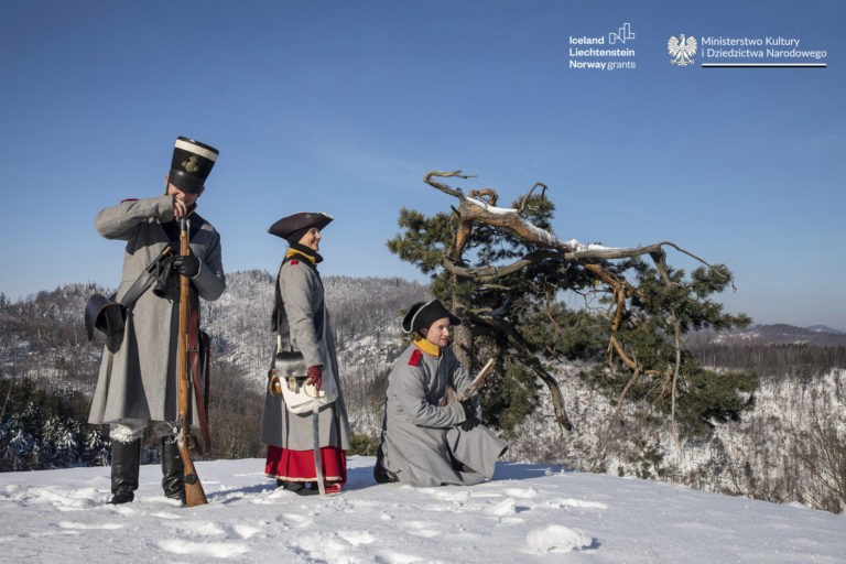 Żołnierze w strojach z okresu fryderycjańskiego na śniegu w Twierdzy Srebrna Góra