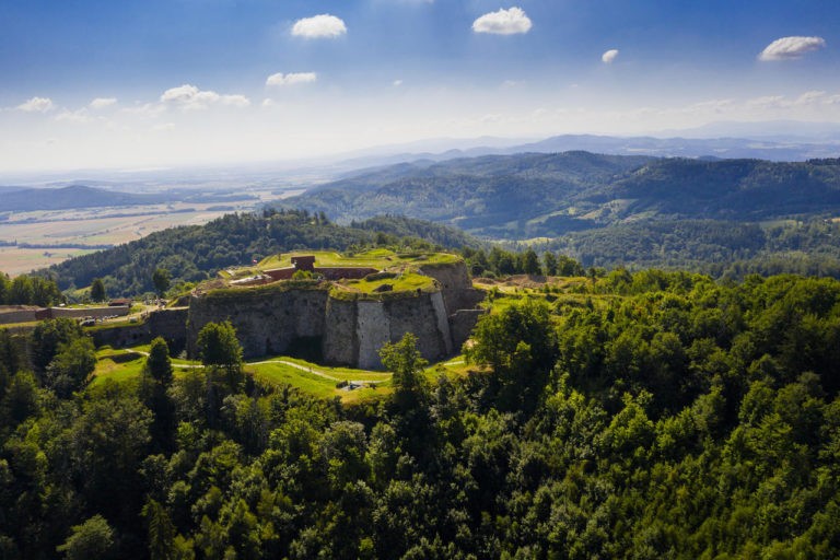 Twierdza Srebrna Góra - widok z drona latem