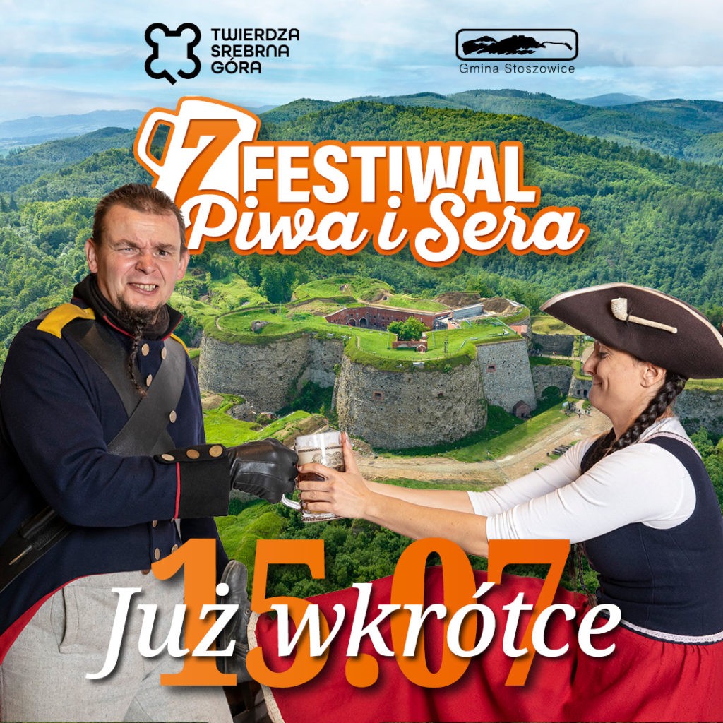 Przewodnicy w strojach z epoki promują festiwal piwa w twierdzy Srebrna Góra