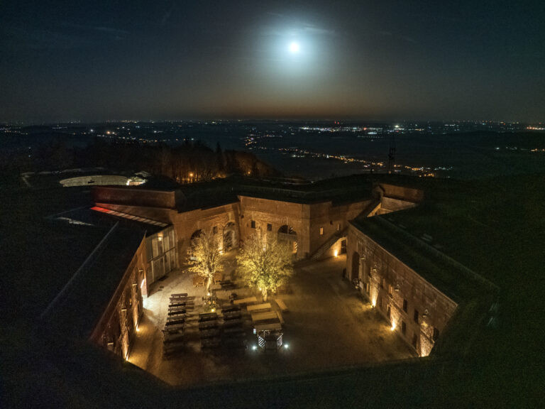 Twierdza Srebrna Góra nocą